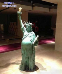自由女神怀孕了