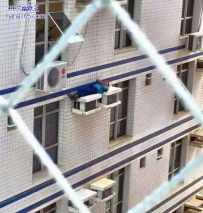 大叔为了乘凉也是拼了