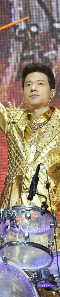 2014百度年会暨15周年庆典：李彦宏变身“战场将军”身披金色战袍上场 ... ...