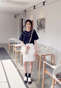 黑色T恤怎么穿出女王范