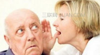 怎么按压老人的耳朵保健身心健康