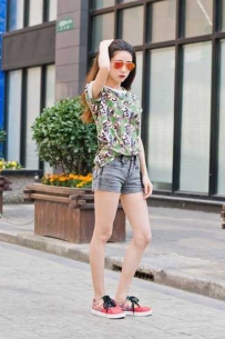 宽松t恤裤子 宽松T恤的三种不同穿法