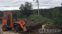 男子在小河边挖出猛犸像尸骨