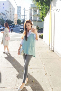 蓝色针织背心内搭什么衣服