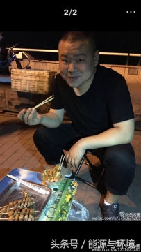 娘娘最爱手抓饼小岳岳爱在路边撸烤串 揭明星吃路边摊被拍