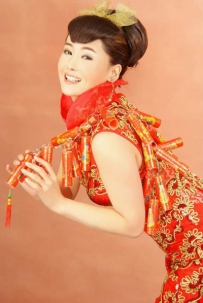 波霸美女杨欣唐装秀 喜气洋洋送福万家[组图]