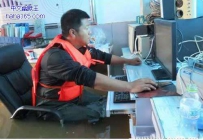 穿救生衣上网的气象员