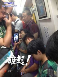 地铁挤爆了，拍照留念