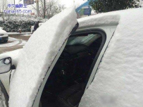 雪下成这样开个车门都要考验