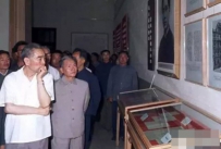 照片记录周恩来怪异姿势 真相令人掉泪