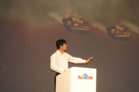 李彦宏现场玩坦克大战 称搜索可在线玩游戏