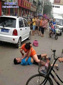 大街上遇到一男一女打架