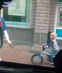 有这么出来带孩子遛弯的吗