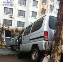 这车是怎么开进去的啊