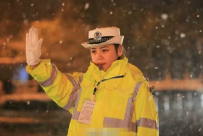 连云港最美女交警 雪中坚守岗位