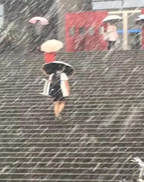 男生雪天穿短袖上课，还自带桌椅