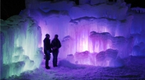 美国建晶莹剔透冰雪城堡 灯光照射下如梦幻