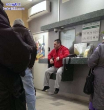 大哥你快让开这个宝座吧，影响人们的工作了