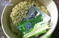 泡面中惊现'飘柔'