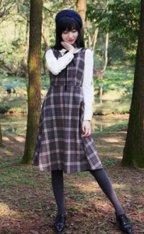 复古格子背心裙怎么内搭衣服