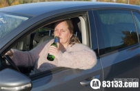 世界奇葩交通法规：可边喝酒边开车？
