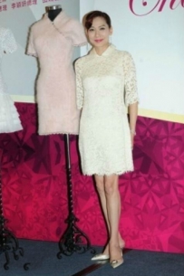 她凭借《容易受伤的女人》走红，如今54岁变这样