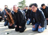 明星罕见下跪照，有人拜韩星，有人跪恩师，最后一位无法被原谅！ ...