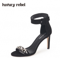 乔欣领衔长腿演绎摇滚女鞋Luxury Rebel × 赤坂沙世