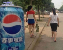 妹子可乐撞衫了