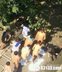 强悍！南京高校6名男子手掩私处裸奔