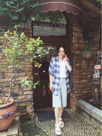 中长款蓝色格子衬衫怎么搭配衣服