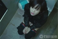 真是活该：男子偷窥女同事如厕反被拍