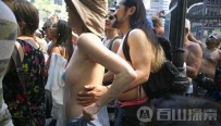 纽约街头上演妇女裸体游行