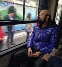 .胡子和头发连在一起了呢