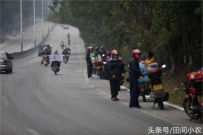 春节将至，农民工冒严寒骑摩托车千里返乡，愿平安顺利
