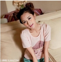 适合女生的夏季丸子头扎法