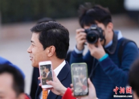 李彦宏会后走出会场（图）