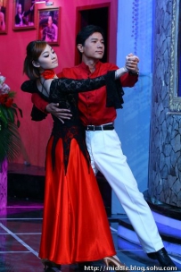 李彦宏做客《咏乐汇》与美女共舞（视频）