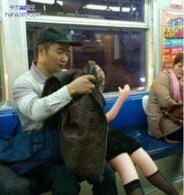 天凉了给媳妇披件衣服