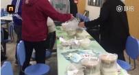 外卖小哥看哭！大学生合伙帮食堂送外卖 称日入3千
