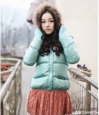 冬季短款羽绒服怎么穿好看