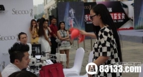 女子现场脱胸罩！只为鉴定其为奢侈品