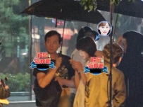 郑爽冒雨拍夜戏犯迷糊 爽爸撑伞拎包忙当助理