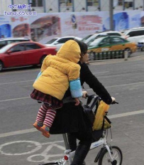 妈妈下次一定要买个带后座的车啊！