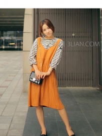 姜黄色背心连衣裙内搭什么衣服