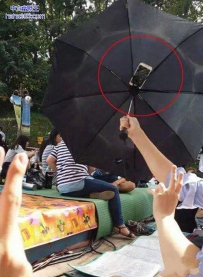 你妹的，这也能当自拍杆啊？