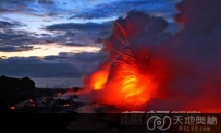 拍摄火山岩浆入海 惊险似地狱之火
