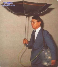 收集雨水或走在雨中，比它需要的是更沉重的考验