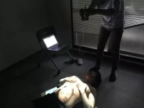 小王有技能：这样就可以摸到女神的胸了！