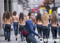 疯狂！英模特穿露背无带胸罩招摇过市